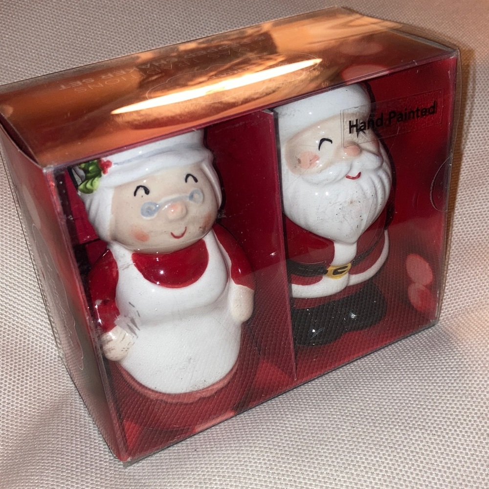 Santa and Mrs. Claus Figurines - salt and pepper shaker set new in box